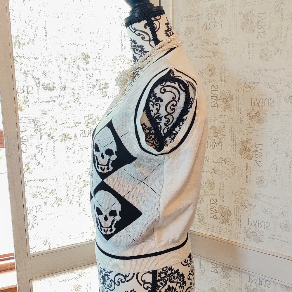 NWOT White/Blk Argyle Skull Knit V-neck Shirt Vest M - Picture 4 of 7